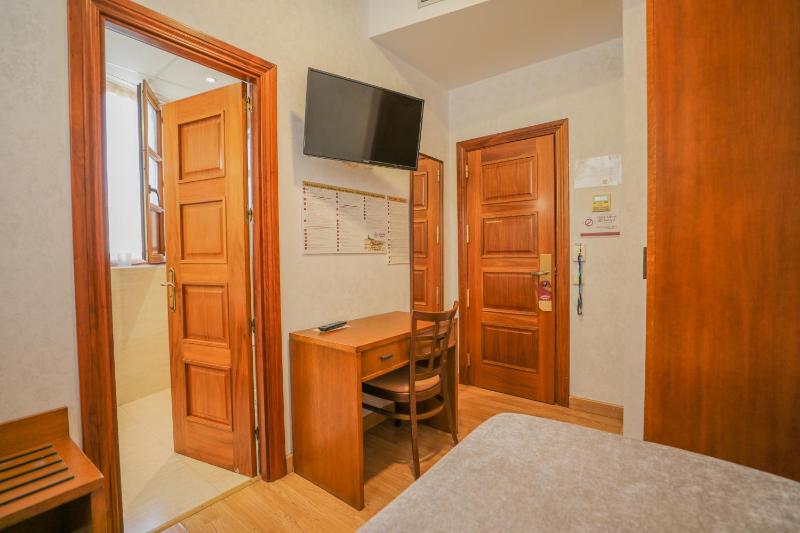 Single Room image 4