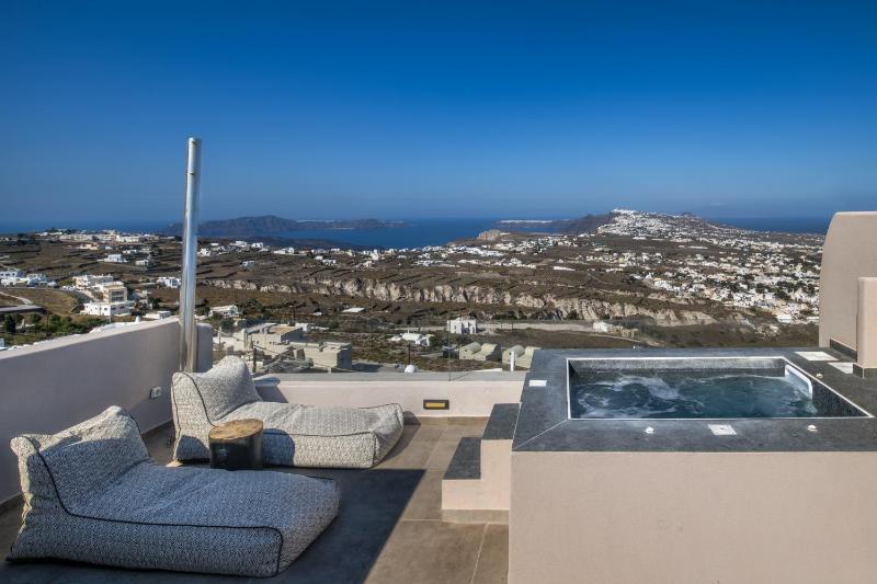 L Villa with Sea View and Heated Tub  image 1