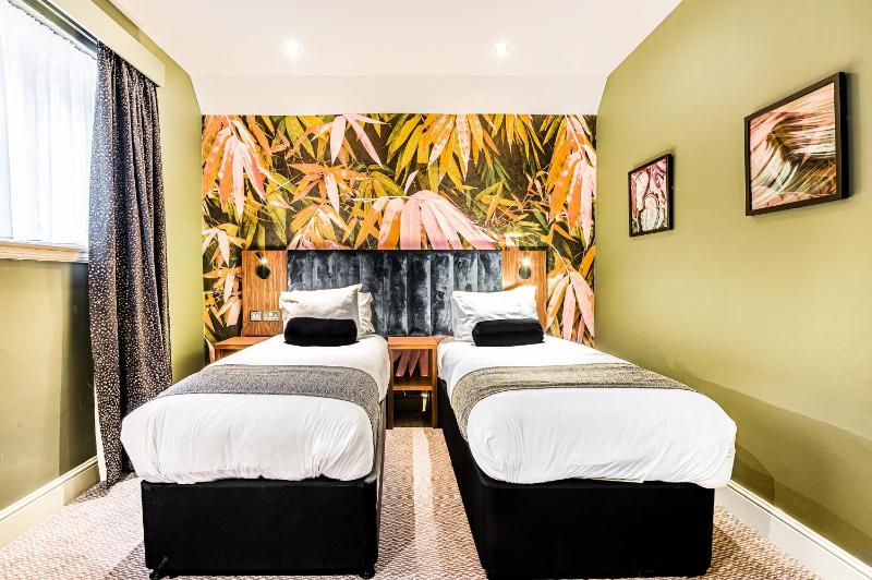Standard Twin Room image 2