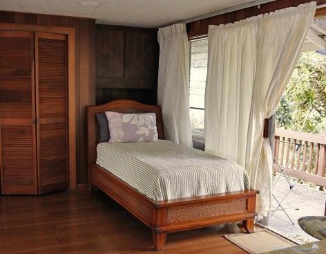 Family Studio with Air Conditioning and Private Bathroom image 4