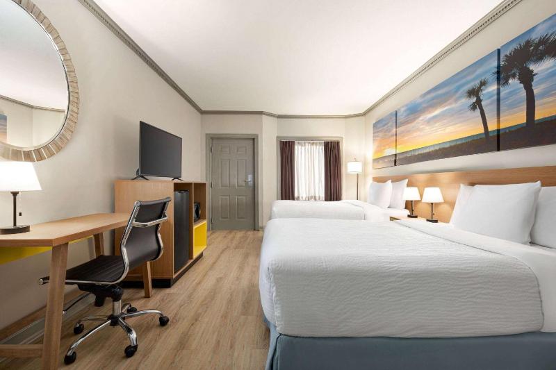 Double Room with Two Double Beds and Bath Tub - Mobility Accessible/Non-Smoking image 2
