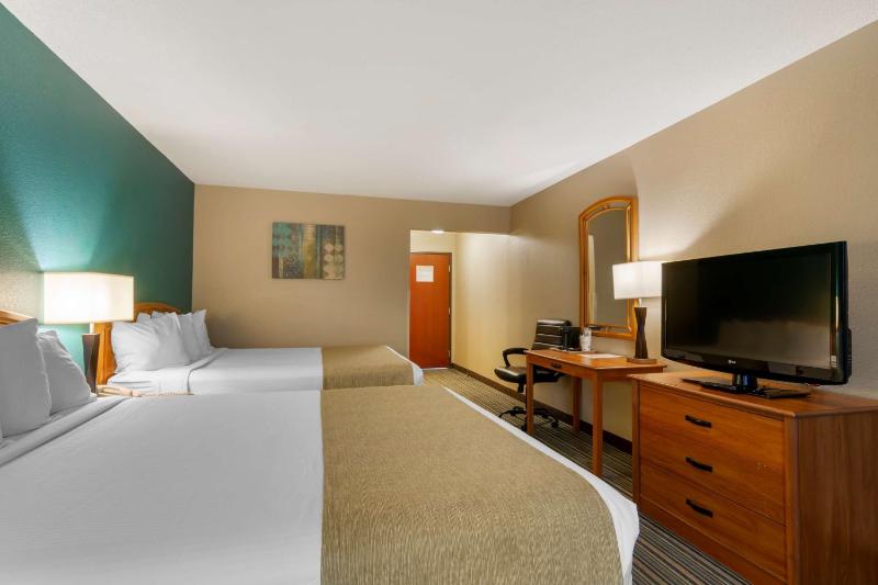 Queen Room with Two Queen Beds image 2