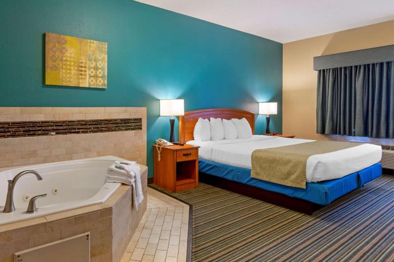 King Room with Spa Bath image 2