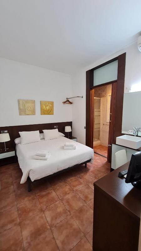 Interior Double room with private bathroom image 2