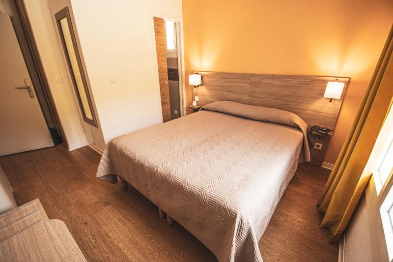 Standard Double Room image 3