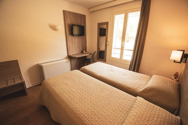 Standard Twin Room image 3