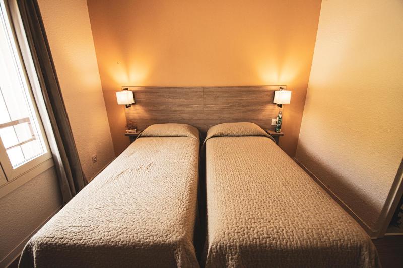 Standard Twin Room image 4