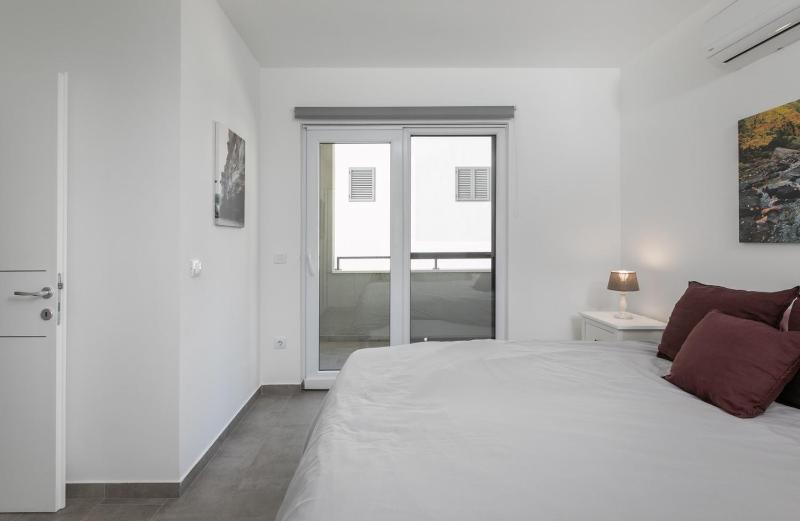 The view & art gallery apartment free parking - image 8