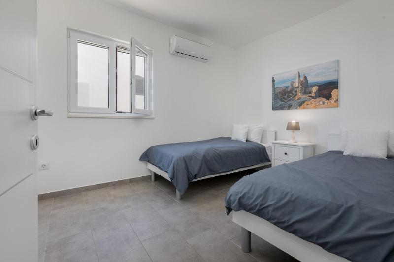 The view & art gallery apartment free parking - image 3