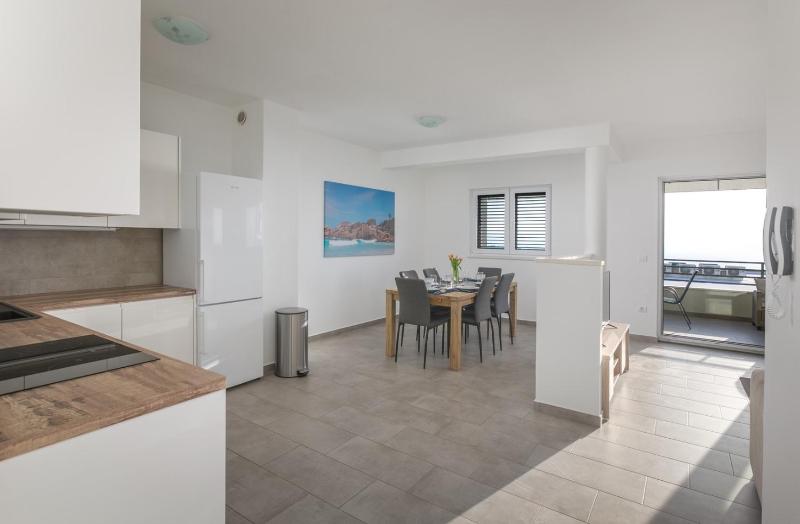 The view & art gallery apartment free parking - image 11