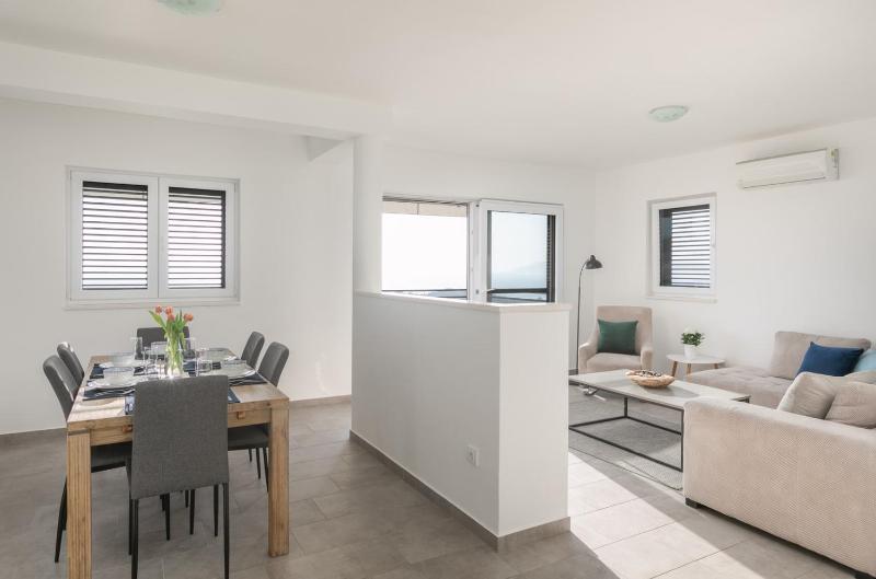 The view & art gallery apartment free parking - image 10