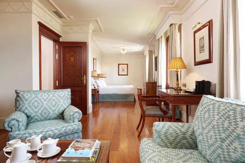Deluxe Double Room with Terrace image 3