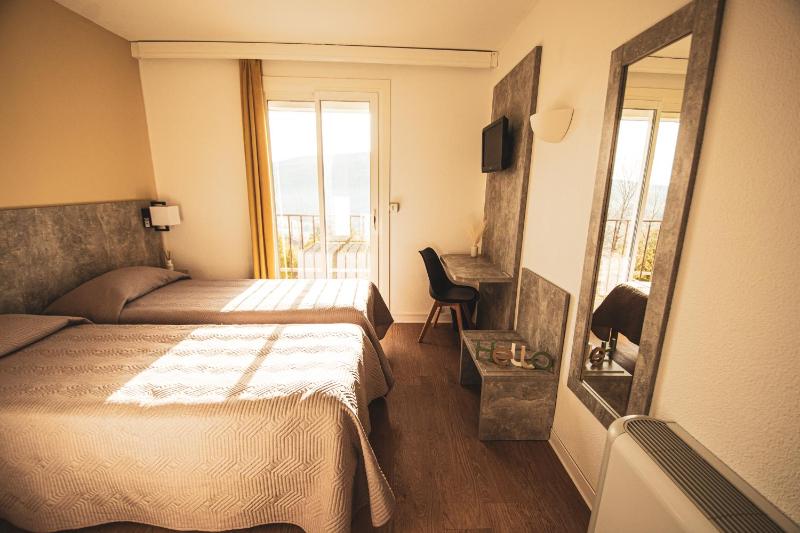 Superior Twin Room image 1