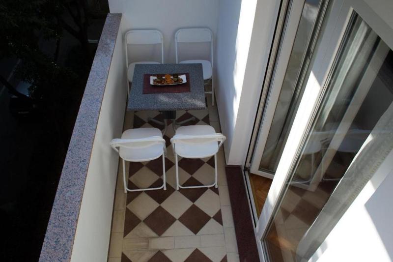 Yakov free public parking and balcony - image 6