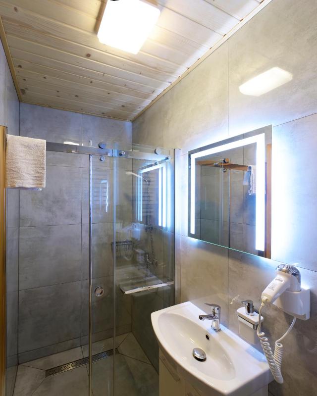 Double Room with Private Bathroom image 3