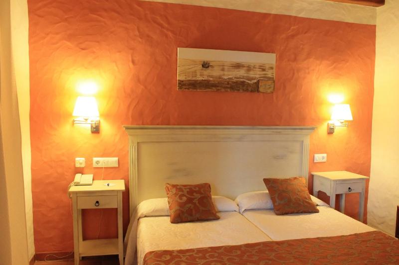 Twin Room image 2