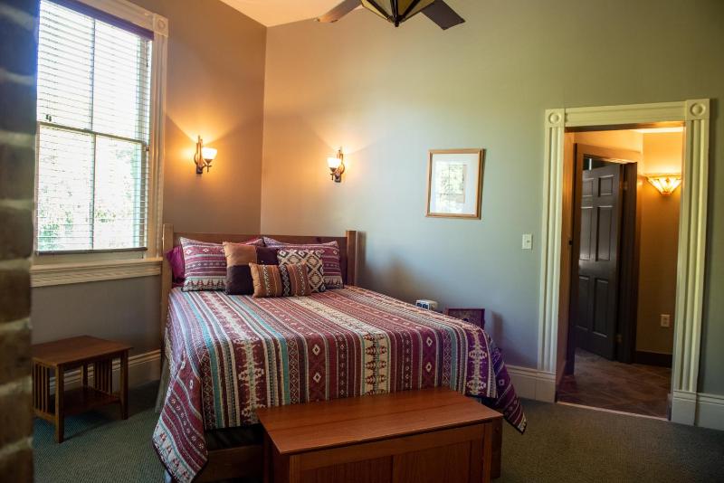 Queen Suite image 4