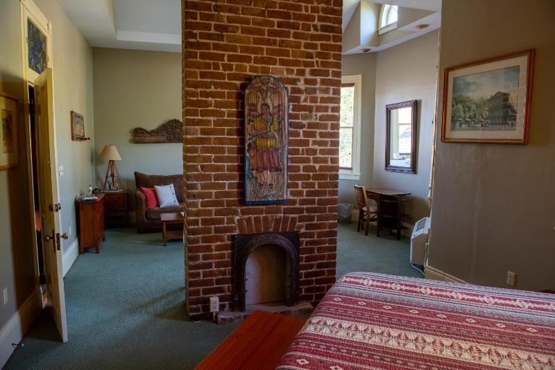 Queen Suite image 3