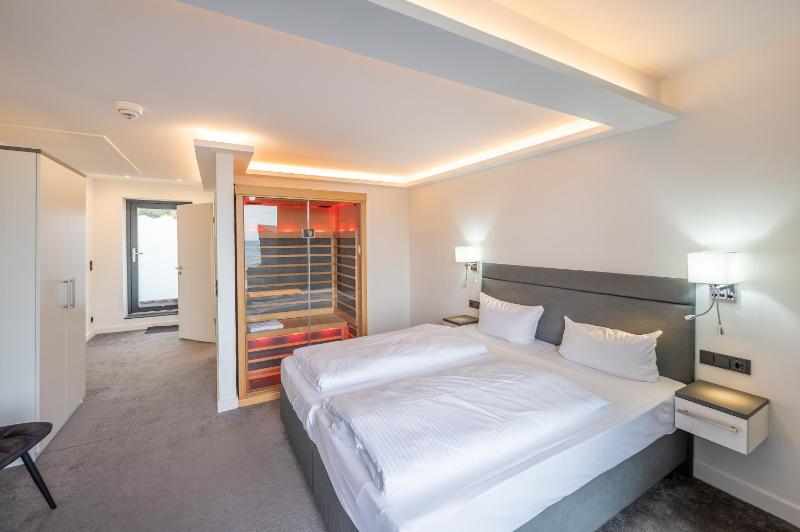 Deluxe Double Room with Balcony and Sea View image 1
