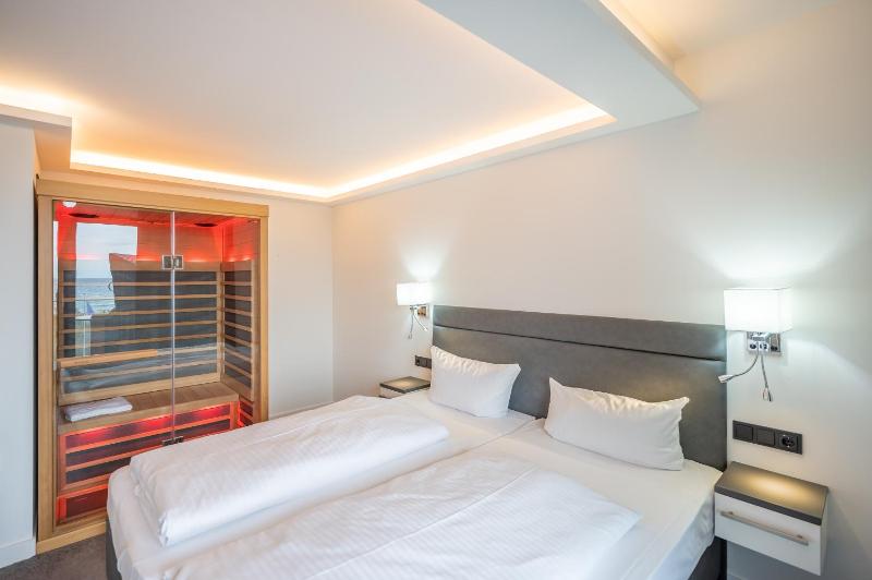 Deluxe Double Room with Balcony and Sea View image 3