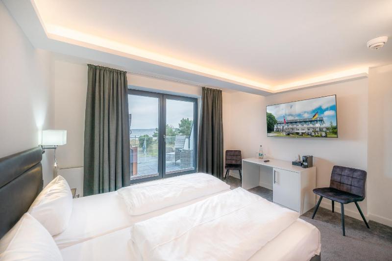 Deluxe Double Room with Balcony and Sea View image 4