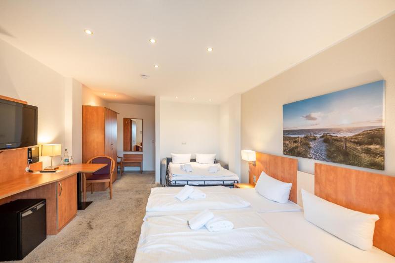 Family Room with Terrace & Sea View image 1