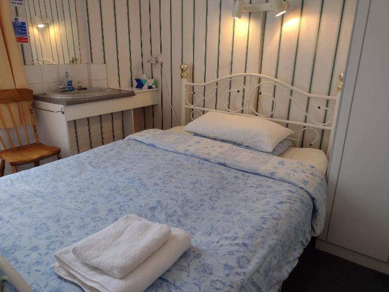 Single Room with Shared Shower and Toilet image 1