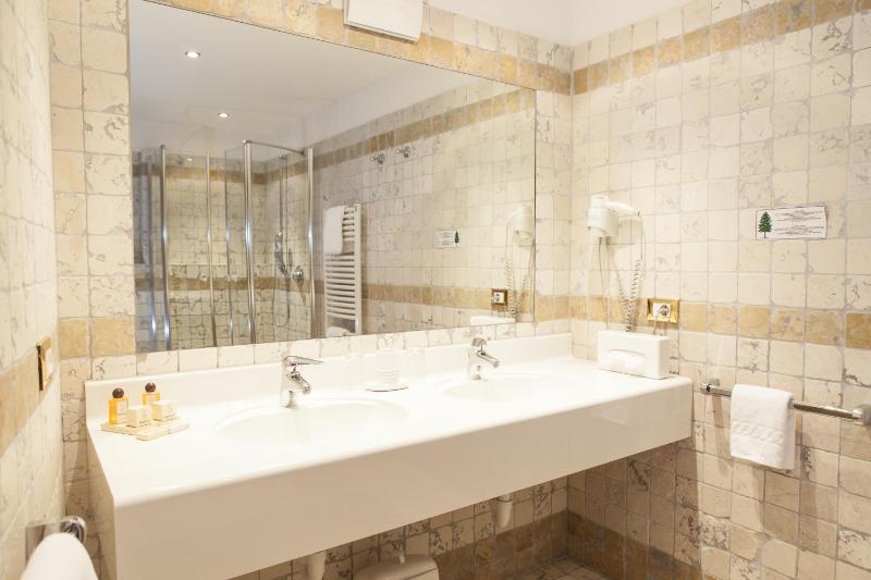 Superior Double Room with Balcony image 2