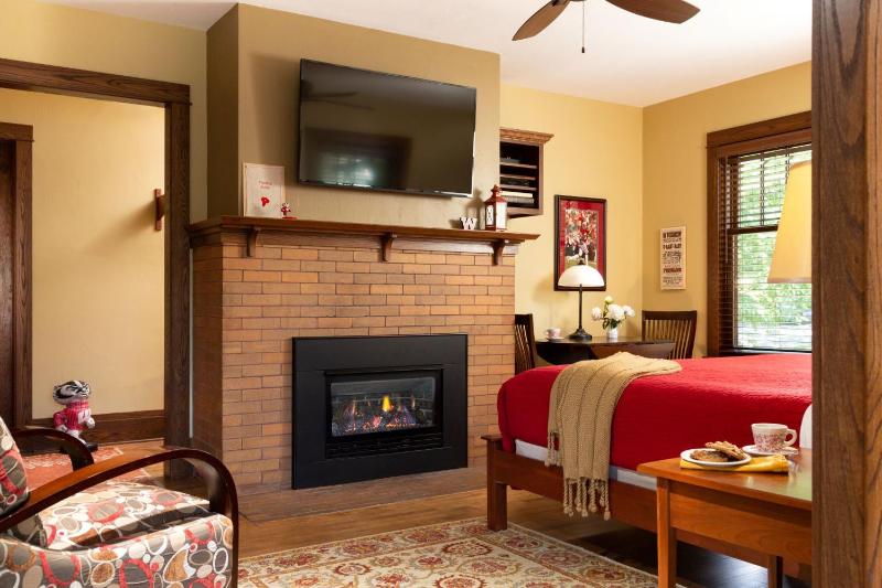 Superior King Suite image 4