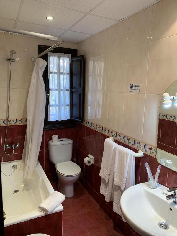 Twin Room with Private Bathroom image 1