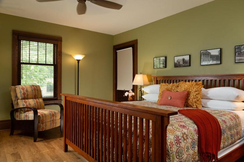King Suite with Spa Bath image 4