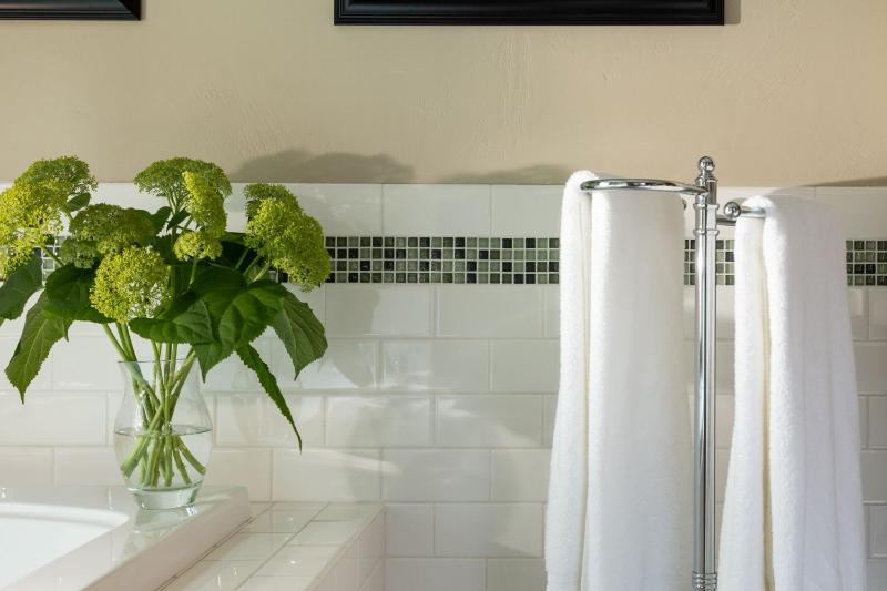 King Suite with Spa Bath image 3