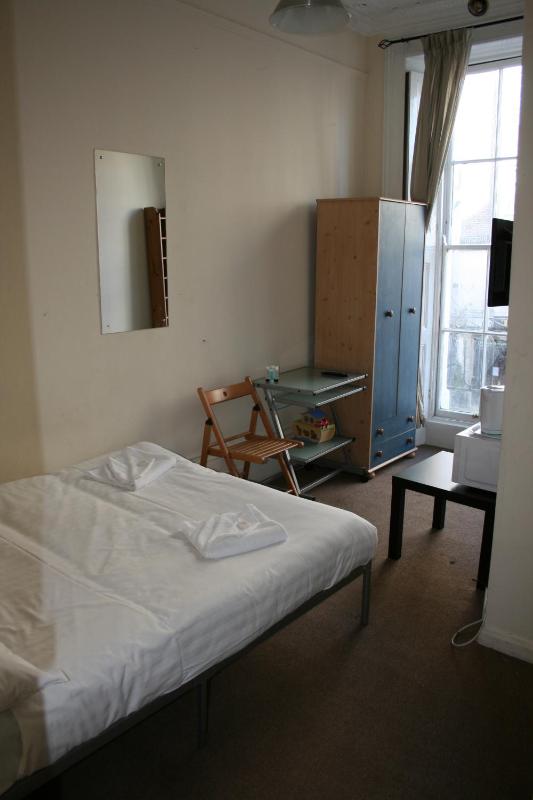 Standard Double Room with Shared Bathroom image 2