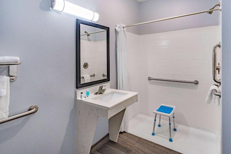 Deluxe King Room - Mobility Access/Non-Smoking image 2