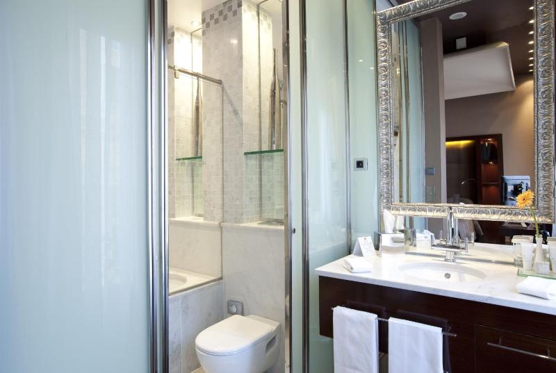 Deluxe Double Room with Extra Bed image 3