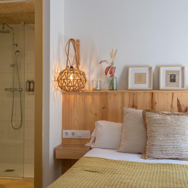 Double Room with Balcony image 3