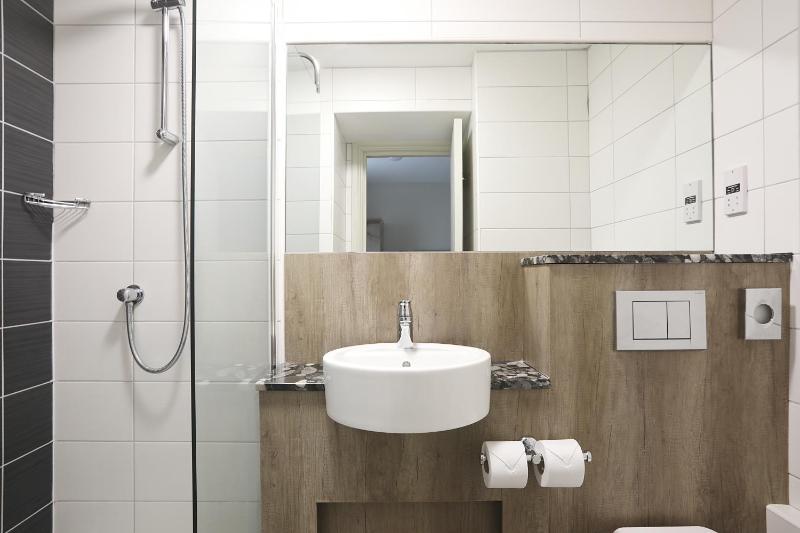 Twin Room image 4