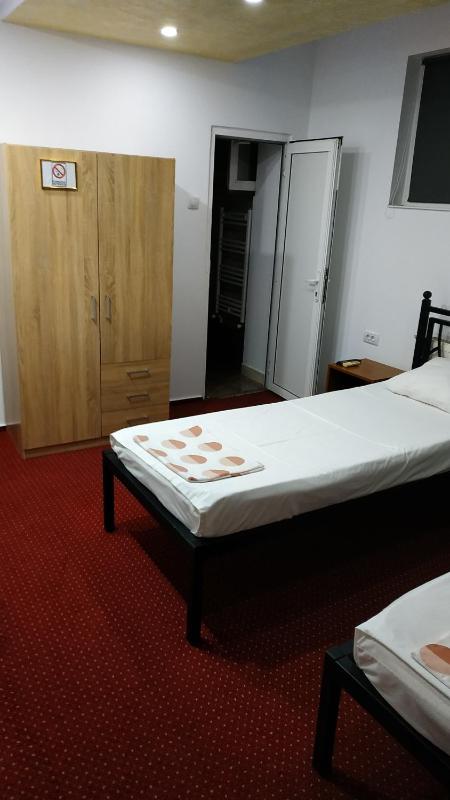 Twin Room image 4