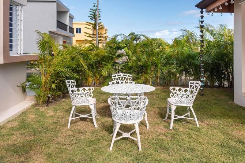 The Green Palms 5 Bedroom villa with pool / garden - image 2