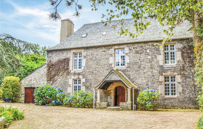 Five-Bedroom Holiday Home image 1