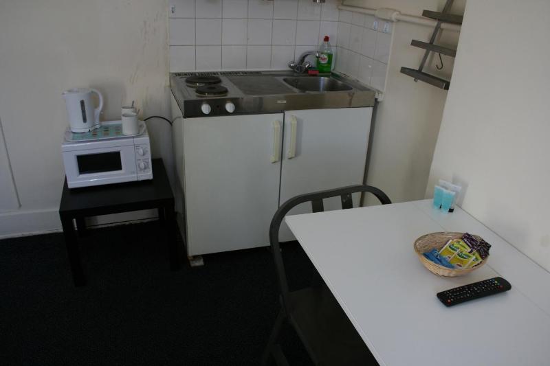 Standard Double Room with Shared Bathroom image 3