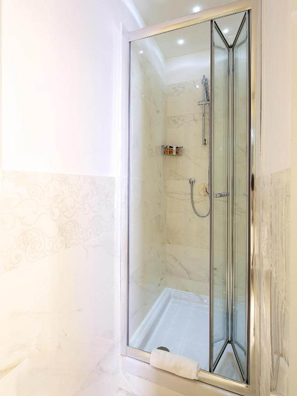 Double or Twin Room image 3