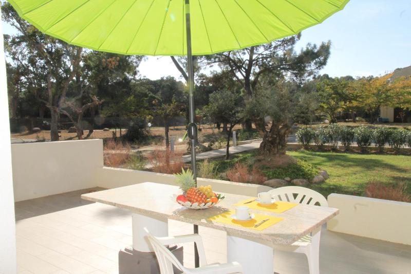 One-Bedroom Apartment with Garden View image 2