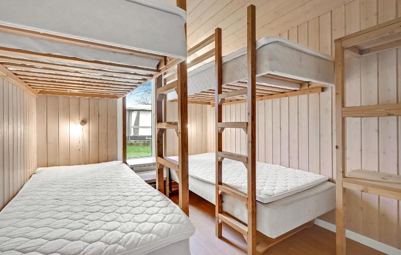 Three-Bedroom Bungalow with Private Toilet & Shower image 3