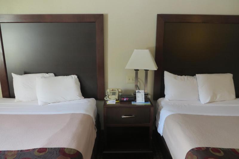 Queen Room with Two Queen Beds - Non-Smoking image 3