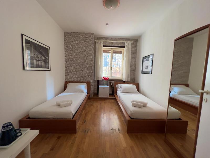 Twin Room image 4