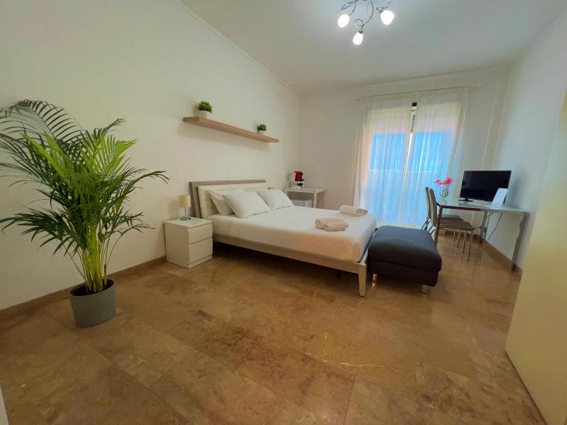 Double Room with Balcony image 3