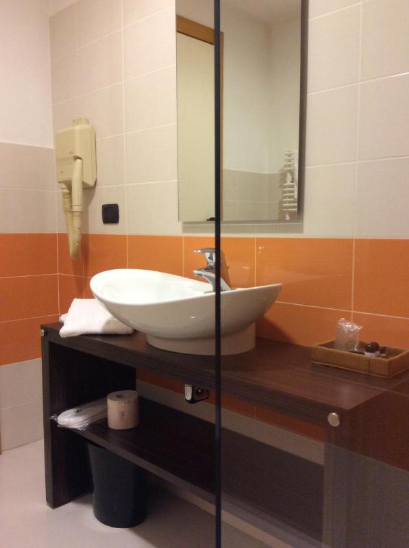 Twin Room image 4