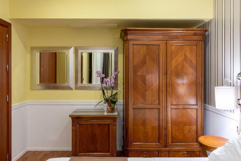 Classic Double Room image 3