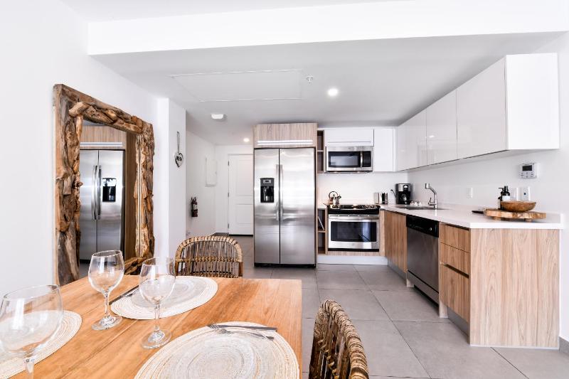 Stylish luxury condo central location ocean view pool gym - image 32